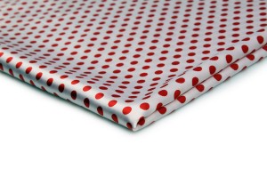 Vytlačené saténové červené bodky na bielom podklade