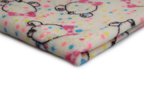 dzianina minky plusz drukowany ecru w misie z kokardką na głowie