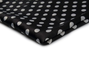 Saténová potlač bielych bodiek na čiernom podklade