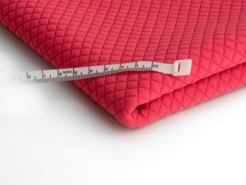 dzianina pikowana mała kratka w kolorze ciemny koral