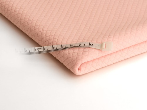 dzianina pikowana mała kratka w kolorze pudrowy róz