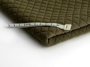 Kötött steppelt nagykockás sötét olíva