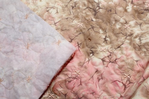 tkanina pikowana z ociepleniem w kolorze beżowo różowym w czarne ślaczki